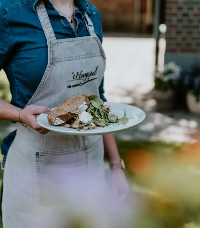 Gerecht wordt geserveerd bij horeca in Delden